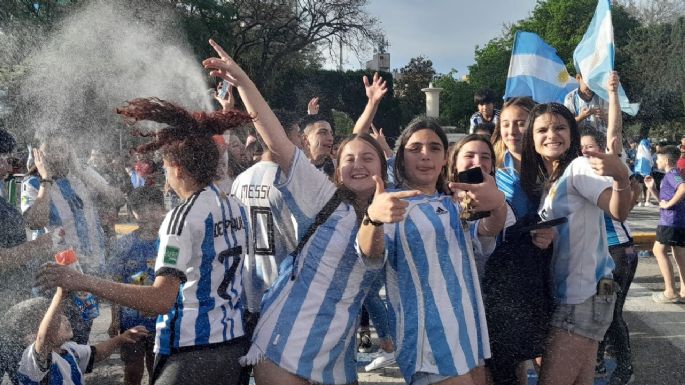 FOTOS - Villa María festeja el triunfo de Argentina  en Plaza Centenario