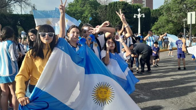 FOTOS - Villa María festeja el triunfo de Argentina  en Plaza Centenario