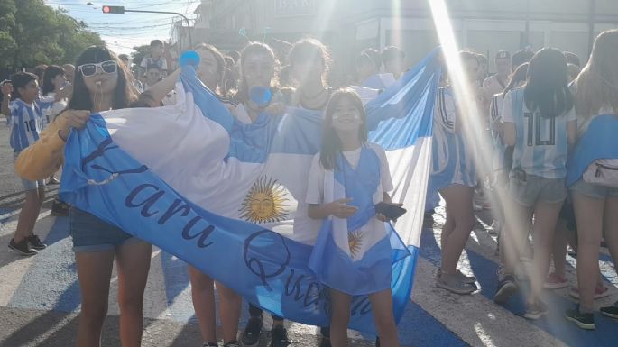 FOTOS - Villa María festeja el triunfo de Argentina  en Plaza Centenario
