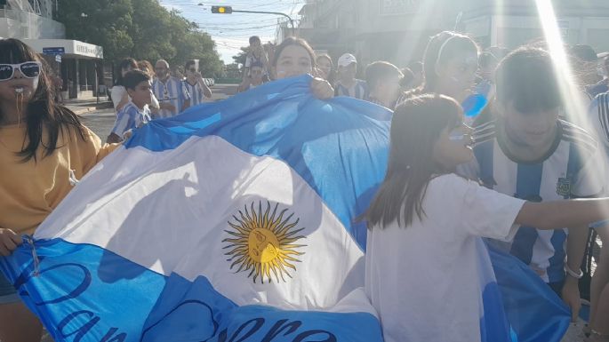 FOTOS - Villa María festeja el triunfo de Argentina  en Plaza Centenario