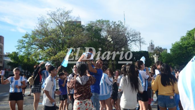 GALERÍA DE FOTOS - Festejos en Villa María por el triunfo de Argentina