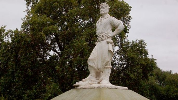Bomberos rescataron a un joven del río, a la altura del Monumento al Gaucho