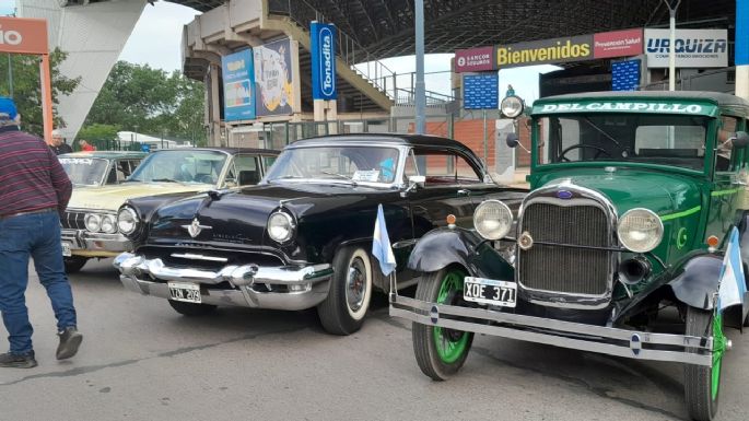 Realizan exposición de autos antiguos frente al Anfiteatro