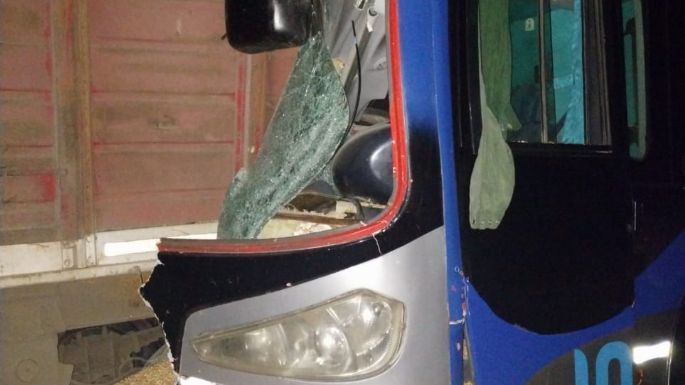 Un colectivo que iba a Coldplay se incrustó en un camión: heridos fueron derivados al Pasteur