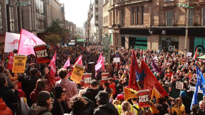 Miles de británicos exigieron elecciones anticipadas en una protesta contra el costo de vida