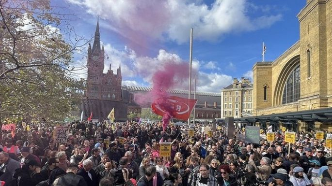Miles de británicos exigieron elecciones anticipadas en una protesta contra el costo de vida