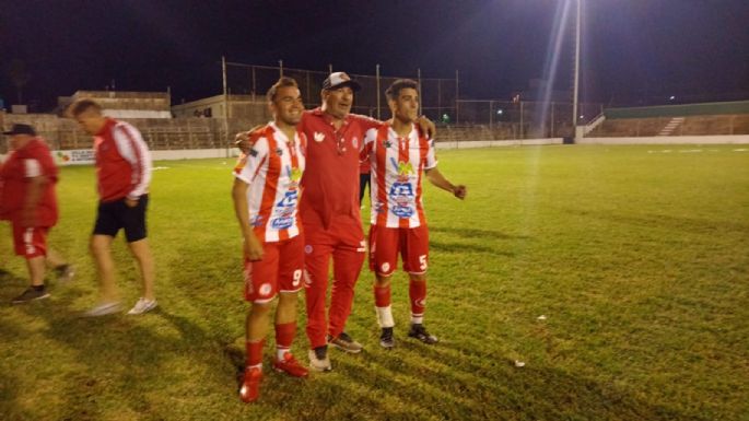 Alumni ganó el clásico y aseguró la clasificación