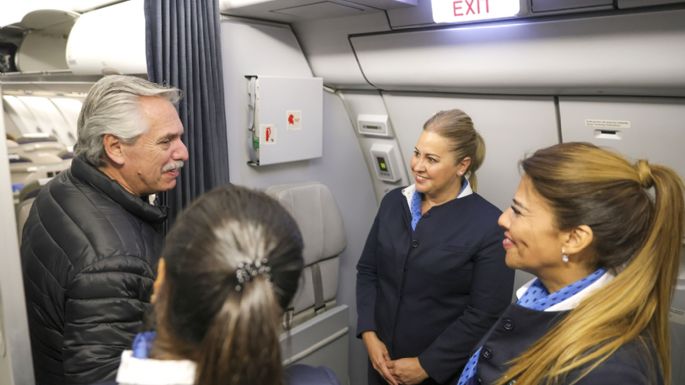 El presidente partió esta noche a Francia para participar del Foro de París sobre la Paz