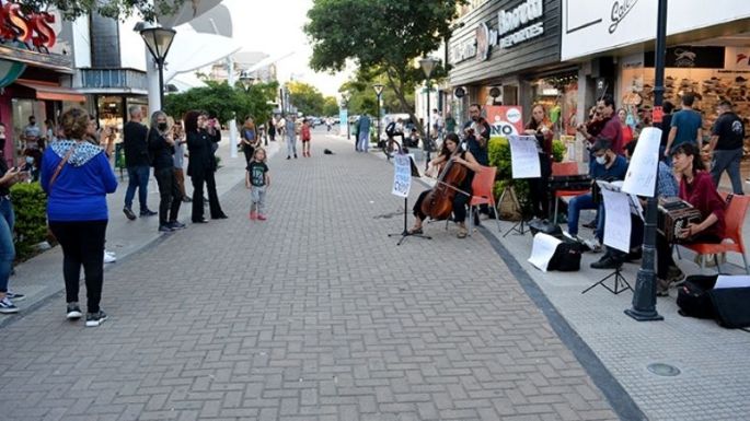 Músicos se reúnen para celebrar el Día Nacional del Tango