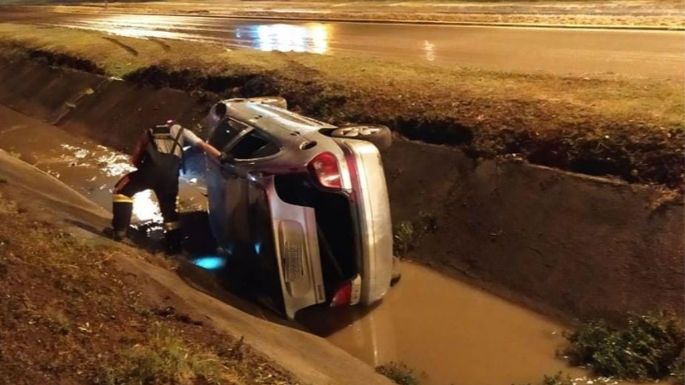 Tras una mala maniobra terminó dentro de un canal con su auto