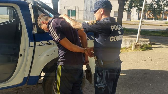 Un joven dañó un auto en Villa María y fue detenido en el Parque de Villa Nueva