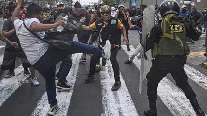 Crece la protesta en Perú: hubo 20 heridos  y exigen elecciones y la libertad de Castillo