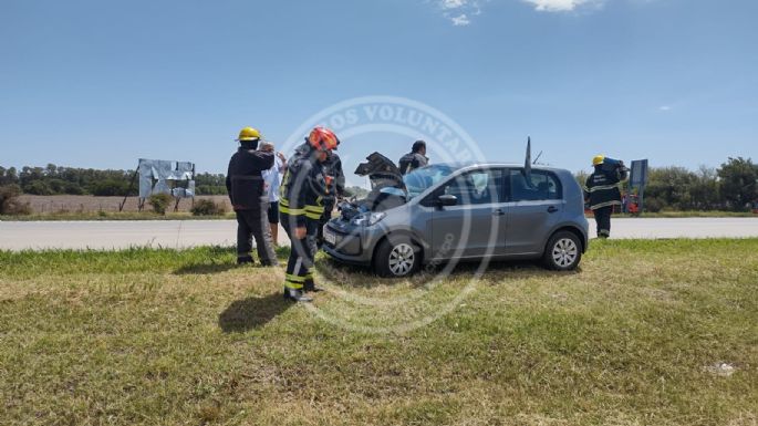 Cuatro personas hospitalizadas tras una colisión entre un auto y una camioneta