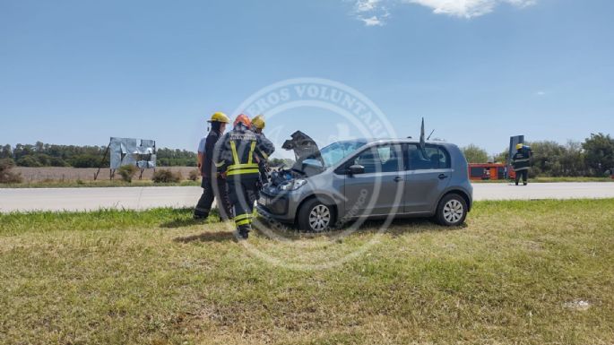 Cuatro personas hospitalizadas tras una colisión entre un auto y una camioneta