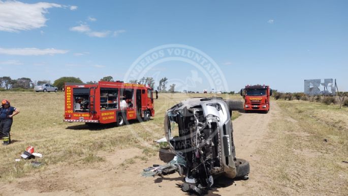 Cuatro personas hospitalizadas tras una colisión entre un auto y una camioneta