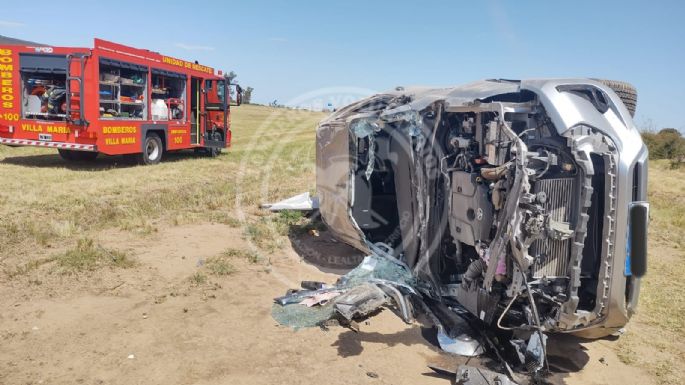Cuatro personas hospitalizadas tras una colisión entre un auto y una camioneta