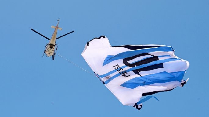 Una camiseta gigante de Messi sobrevoló Rosario