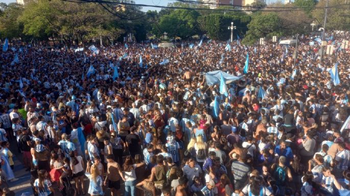 Miles de hinchas festejaron en Plaza Centenario el pase a la final