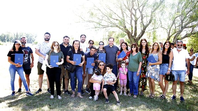 El municipio entregó 24 terrenos a  beneficiarios de truncado plan provincial
