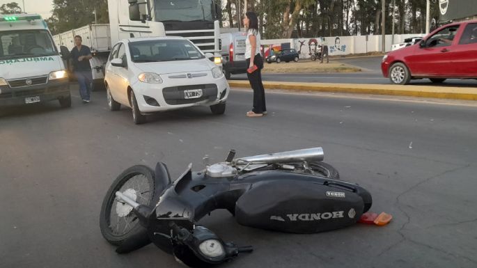 Grave accidente al chocar un auto contra una bicicleta