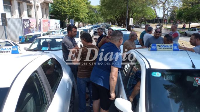 Fuerte manifestación de taxistas en el Concejo por el pedido de aumento