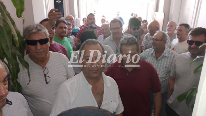 Fuerte manifestación de taxistas en el Concejo por el pedido de aumento