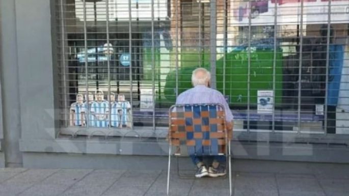 Final feliz para el hombre que miraba los partidos en la vidriera de un comercio