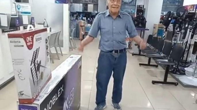 Final feliz para el hombre que miraba los partidos en la vidriera de un comercio