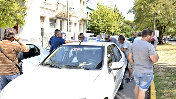 Tras una tensa jornada, aprobaron el 27,2% de aumento para los taxis