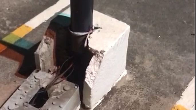 [Video] Advierten de cables desprendidos de un poste de luz en la pista vial