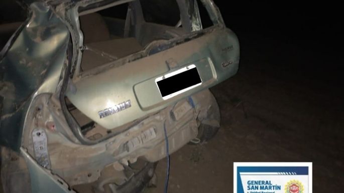 Un joven perdió el control de su auto, despistó, volcó  y murió