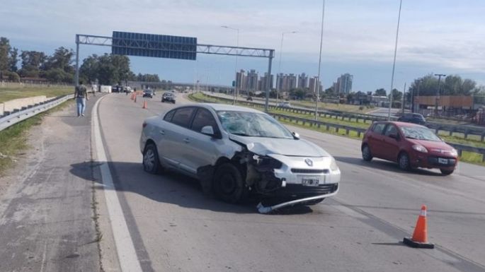 Una mujer falleció a bordo de su moto tras ser embestida por un auto