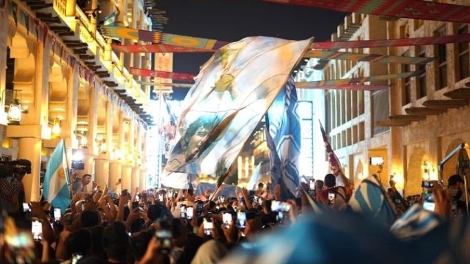 Multitudinario banderazo argentino en Qatar antes de la final contra Francia