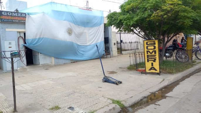Una gomería local colgó una bandera gigante para alentar a la Selección