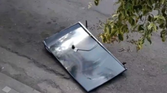¡Locura total! Un hincha local arrojó un tele desde el balcón luego de salir campeones del mundo