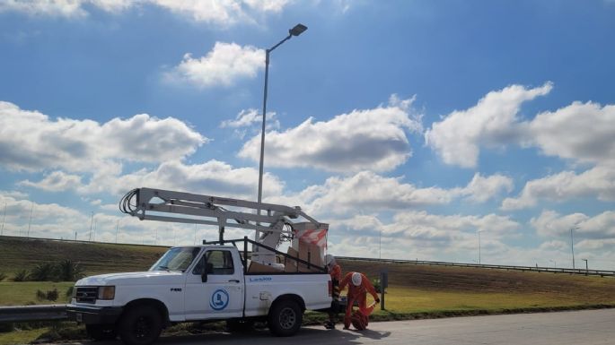 Instalan más de 500 luces led en los accesos de la autopista a la ciudad