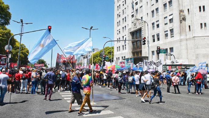 Organizaciones sociales cortan el Puente Pueyrredón y el Metrobus de la Avenida 9 de Julio