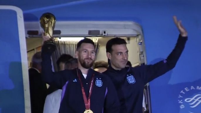 ¡Los campeones llegaron a la Argentina y trajeron la Copa a casa!