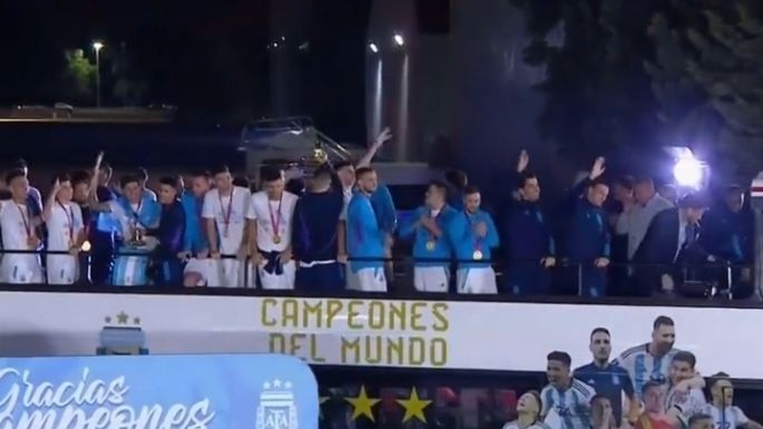 ¡Los campeones llegaron a la Argentina y trajeron la Copa a casa!