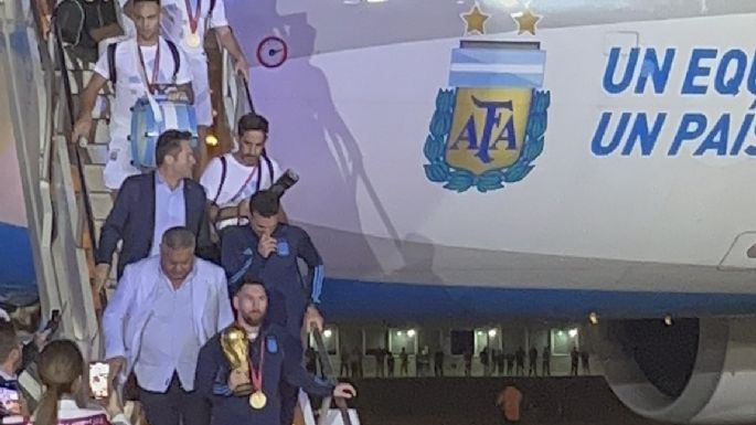 ¡Los campeones llegaron a la Argentina y trajeron la Copa a casa!
