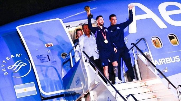 ¡Los campeones llegaron a la Argentina y trajeron la Copa a casa!