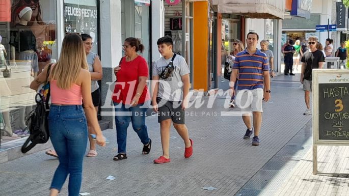 A pesar del feriado nacional, en el centro de la ciudad hay movimiento normal
