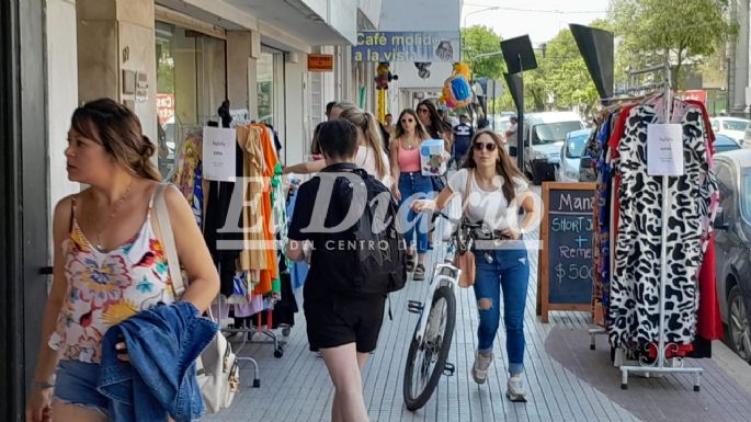A pesar del feriado nacional, en el centro de la ciudad hay movimiento normal