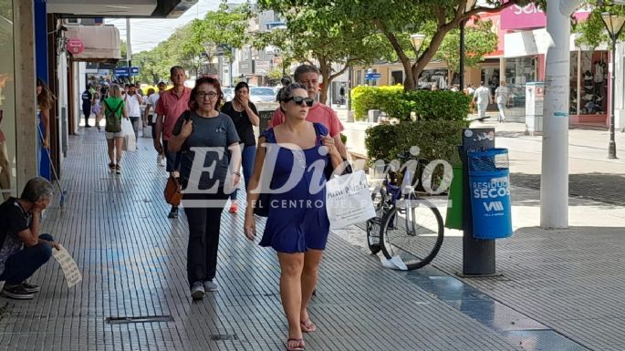 A pesar del feriado nacional, en el centro de la ciudad hay movimiento normal