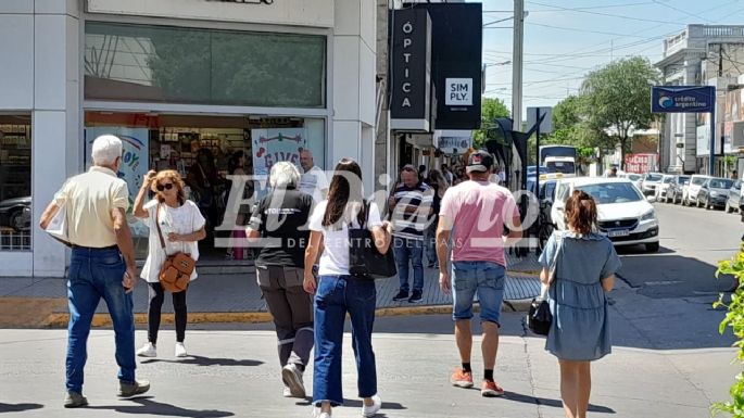 A pesar del feriado nacional, en el centro de la ciudad hay movimiento normal