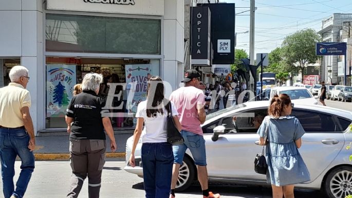 A pesar del feriado nacional, en el centro de la ciudad hay movimiento normal