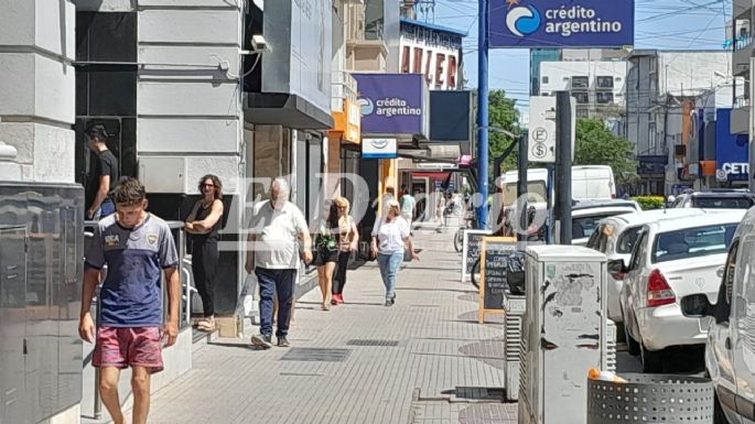 A pesar del feriado nacional, en el centro de la ciudad hay movimiento normal