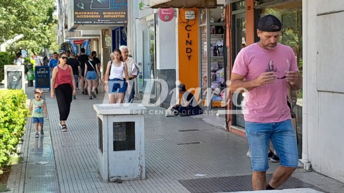 A pesar del feriado nacional, en el centro de la ciudad hay movimiento normal