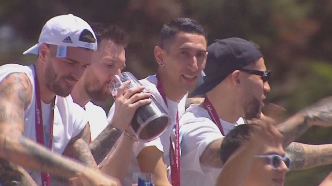 SEGUÍ EN VIVO - ¡Millones de personas acompañan la caravana de los campeones del mundo!