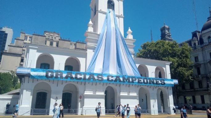 SEGUÍ EN VIVO - ¡Millones de personas acompañan la caravana de los campeones del mundo!